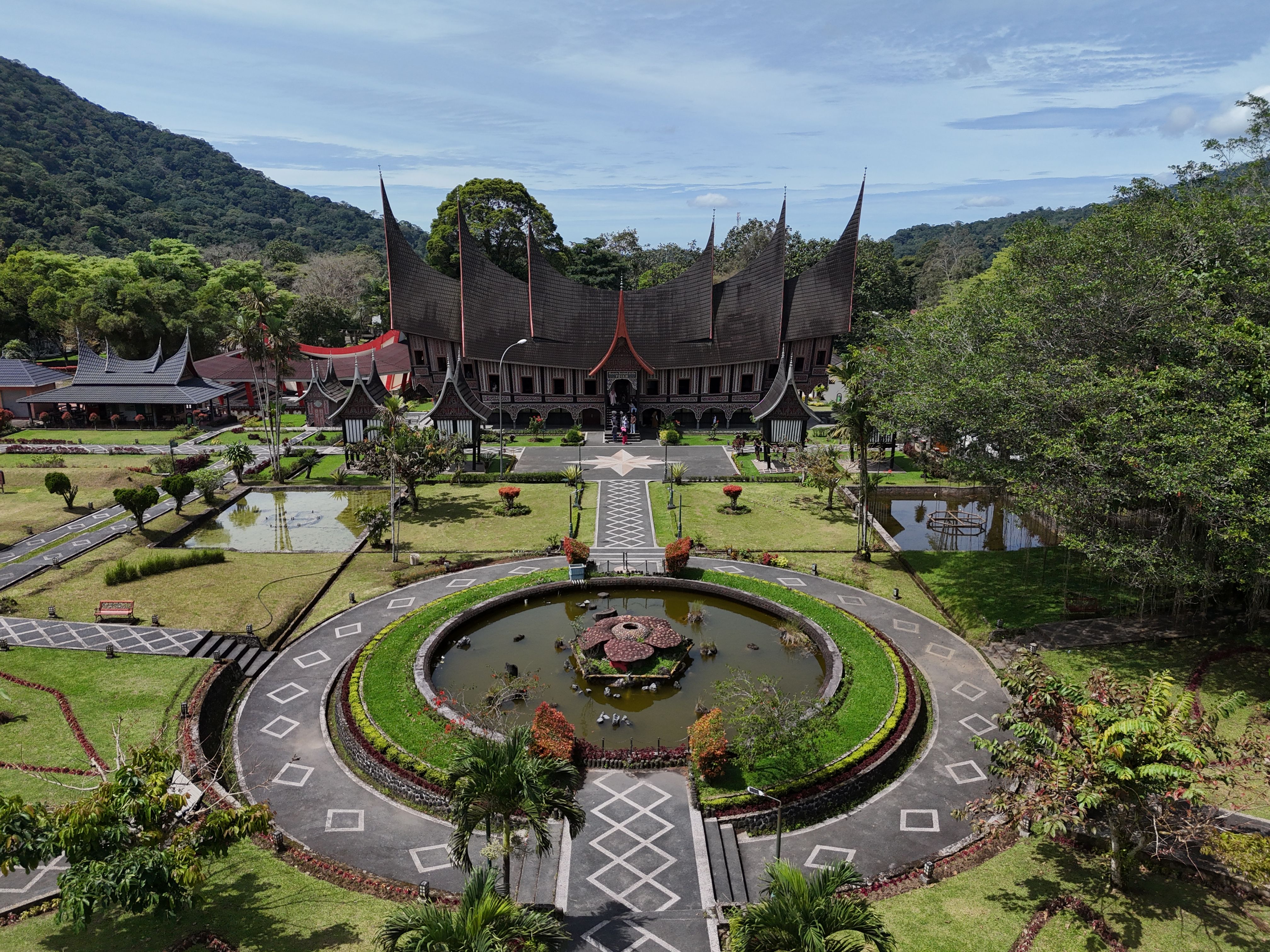 Tana Toraja cultural tour — unique Sulawesi ceremonies and world-class diving